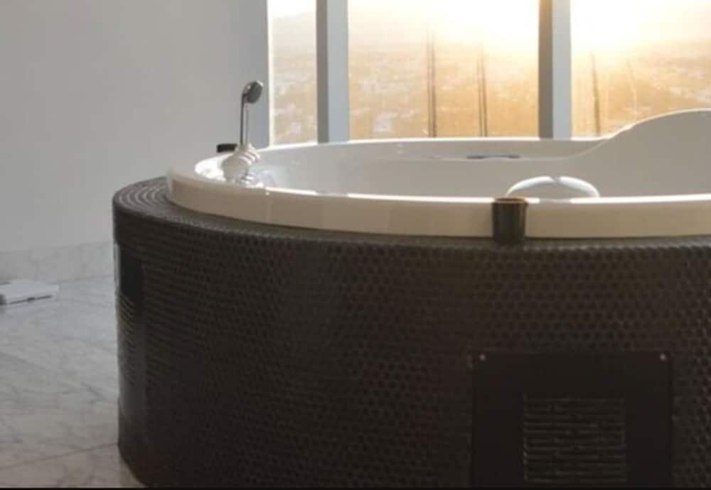 Baruk Guadalajara Hotel De Autor المظهر الخارجي الصورة A whirlpool bathtub