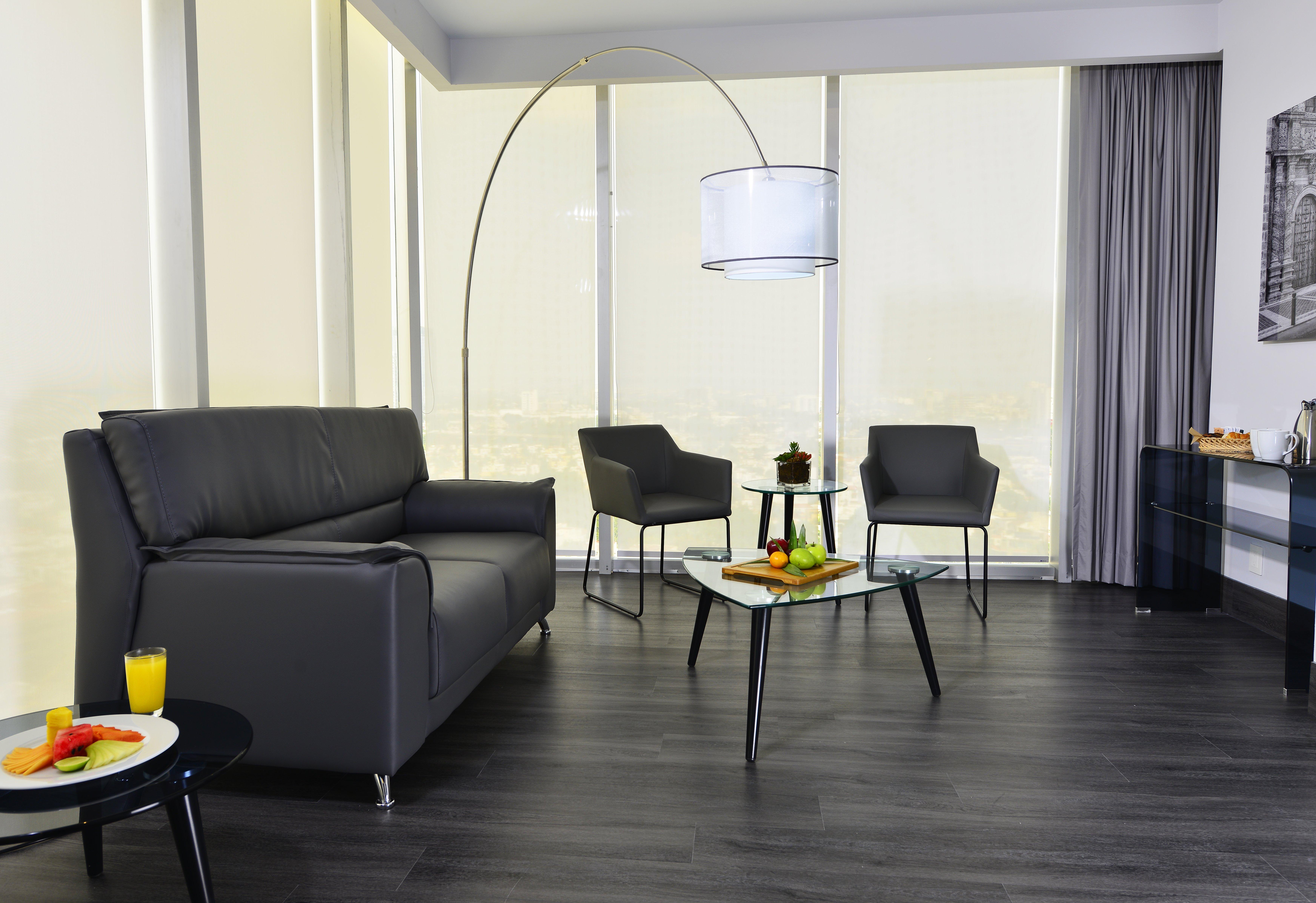 Baruk Guadalajara Hotel De Autor المظهر الخارجي الصورة A living room with a floor lamp