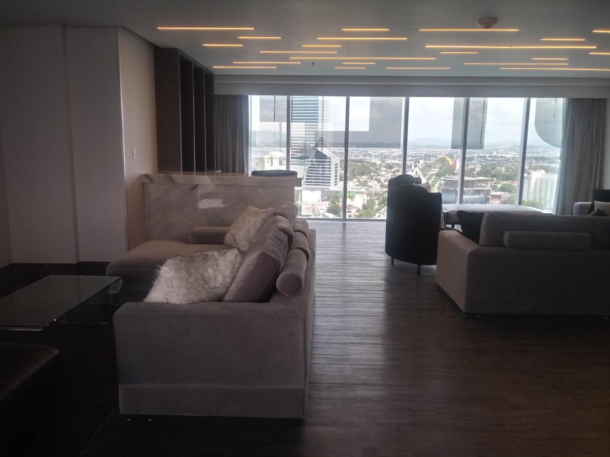 Baruk Guadalajara Hotel De Autor المظهر الخارجي الصورة A living room in a penthouse apartment at the Ritz-Carlton, DIFC